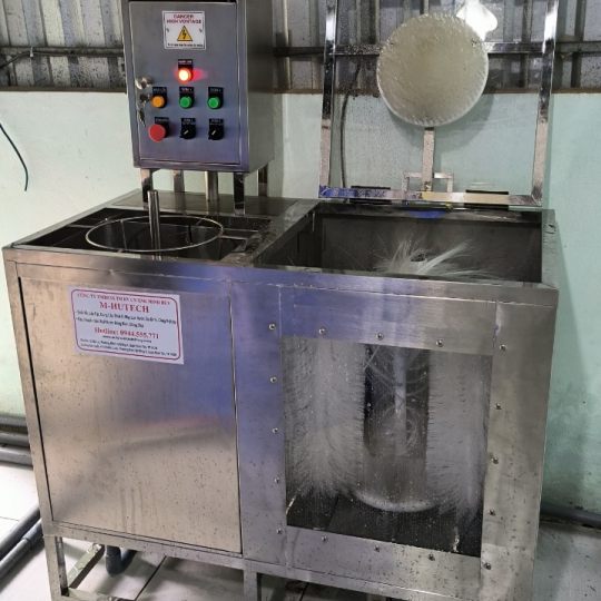 Máy rửa bình 01