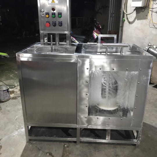 Máy rửa bình 03